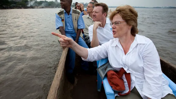 Cornelia Füllkrug-Weitzel bei einer Bootstfahrt auf dem Kongo in der Demokratischen Republik Kongo, 2010. Foto: Christoph Püschner/Brot für die Welt