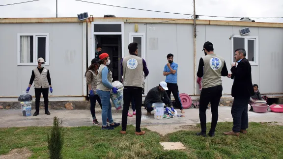 LWF staff distribute hygiene kits door-to-door to families living in Dawodiya IDP camp in northern Iraq. All Photos: LWF WS Iraq