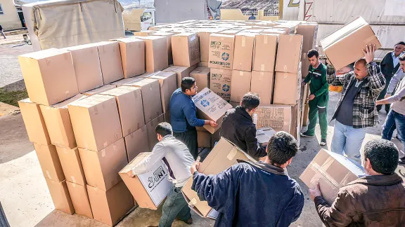 Verteilung von Winterkleidung an Flüchtlinge im Lager Khanki, Dohuk. Foto: Sandra Cox