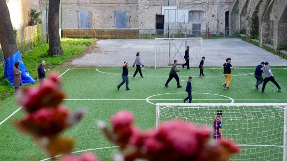 Kinder aus dem Spanischen Viertel in Neapel freuen sich über das Fußballtraining im Rahmen eines Bildungsprojektes, durch das sie wichtige Alltagskompetenzen lernen sollen. Foto: Caroline von der Tann/ELKI