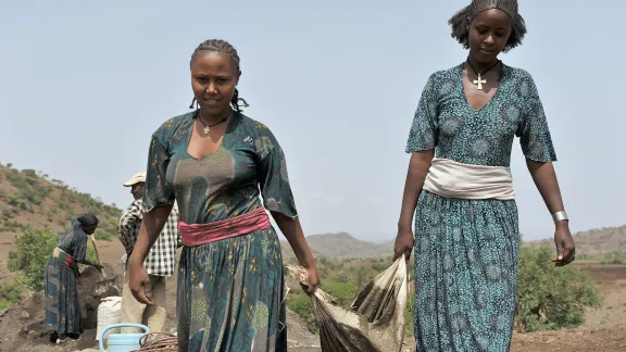 LWF food security project in Shumes hah, Lalibela, Ethiopia. Through a cash-for-work program, local farmers build irrigation channels and terraces for food and water conservation. Photo: LWF/ C. KÃ¤stner