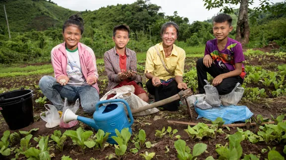 Dank eines gemeinsamen Projekts von LWB und Brot für die Welt nutzen Dorfbewohner in Laos natürliche Kompostierungstechniken für ihren Gemüseanbau. Foto: Thomas Lohnes