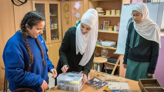 Die 15 Jahre alte Rena Almaharmeh (links) und ihre Freundinnen Danya (Mitte) und Asma (rechts) bei der Arbeit im Talentraum der gemischten Primärschule Rufaida Al Aslamihe in Amman. Fotos: LWB/Albin Hillert