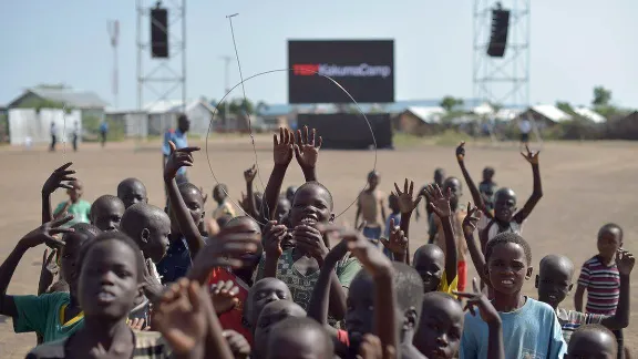 Kinder halten eine Antenne hoch, um die TEDx-Sendung im Flüchtlingslager Kakuma besser zu empfangen. Foto: TEDx