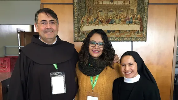 Pfarrerin Karla Steilmann (Mi.) zusammen mit Dr. Vidal Rodriguez (Spanien) und Nun Aura Guadalupe Ortega (Guatemala), die beide für theologische Ausbildungsstätten in Rom waren. Foto: LWB