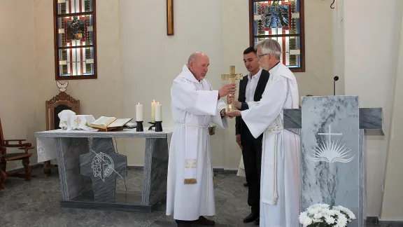 Während eines Gottesdienstes in der Christus-Erlöser-Kirche in Nursultan, Kasachstan, überreicht LWB-Generalsekretär Martin Junge als Zeichen des Friedens ein liberianisches Kreuz an den Erzbischof der ELKRK, Jurij Nowgorodow. Foto: LWB/A. Weyermüller