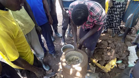 Großes Interesse beim Bau energieeffizierter Öfen. Foto: LWB Uganda