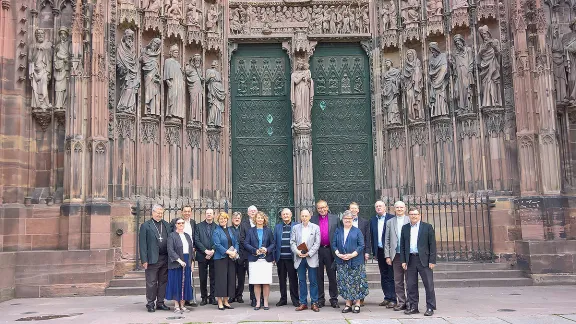 Kommissionsmitglieder vor dem Straßburger Dom. Foto: LWB