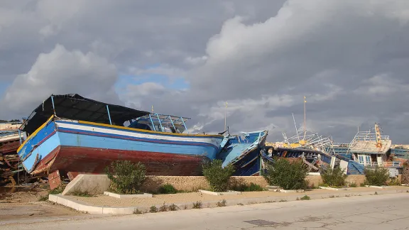 Auf einem Schiffsfriedhof der italienischen Insel Lampedusa sammeln sich marode Kähne, mit denen MigrantInnen über das Mittelmeer transportiert wurden. Foto: CCME/Franca di Lecce