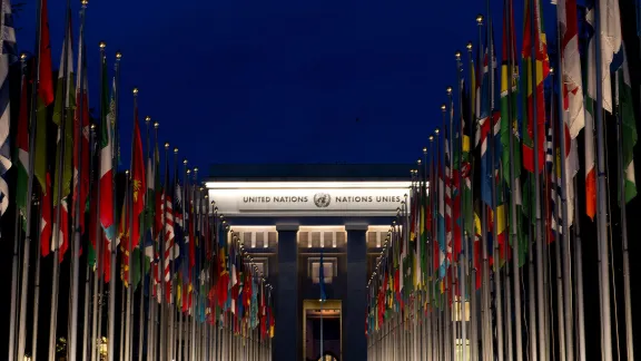 Eine Nachtansicht der "allée des drapeaux" der Vereinten Nationen in Genf. Foto: Jean-Marc Ferré/UN Photo (CC-BY-NC-ND)