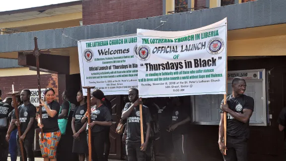 Mitglieder der Lutherischen Kirche in Liberia stehen bereit, die Demonstration anzuführen, bei der im Rahmen der „Donnerstags in Schwarz“- Kampagne gegen geschlechtsbezogene Gewalt protestiert wurde. Fotos: LKL/Linda Johnson Seyenkulo