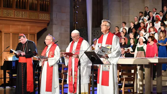 Kurt Kardinal Koch, Präsident des Päpstlichen Rates zur Förderung der Einheit der Christen, LWB-Präsident Bischof Munib Younan, Papst Franziskus und LWB-Generalsekretär Martin Junge beim Reformationsgedenken im Dom zu Lund. Foto: Schwedische Kirche/ Magnus Aronson