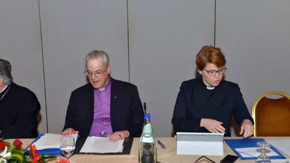 Einer der beiden Vorsitzenden der gemeinsamen lutherisch-orthodoxen Kommission, Altbischof Dr. Christoph Klein (links) und Pfarrerin Dr. Kaisamari Hintikka, stellvertretende LWB-Generalsekretärin für ökumenische Beziehungen während des Treffens in Rhodos. Foto: Koufos Images