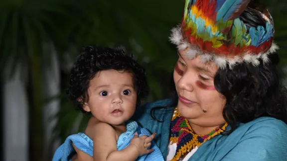 Die diesjährige LWB-Weihnachtskarte zeigt eine indigene Mutter aus Guyana mit ihrem Kind.Foto: Cleveland Bradford/Eclipse Digitalphoto Studio