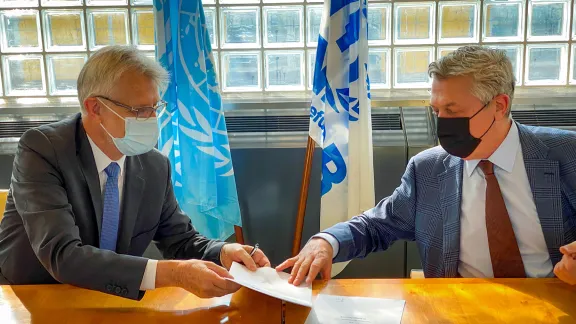 LWB-Generalsekretär Pfarrer Dr. h.c. Dr. h.c. Martin Junge und Filippo Grandi, der Hohe Flüchtlingskommissar der Vereinten Nationen, haben erneut eine Vereinbarung unterzeichnet. Foto: LWB/A. Danielsson