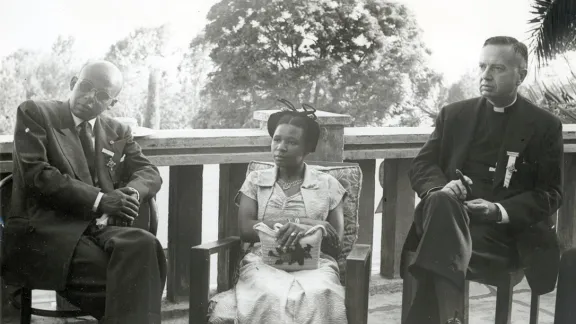 (V.l.n.r.) Zu den RednerInnen auf der Konferenz in Marangu 1955 gehörten Dr. Emmanuel Abraham (Äthiopien), Frau E. M. Marealle (Tansania) und der Präsident des LWB-Exekutivausschusses Dr. Franklin Clark Fry (USA). Foto: LWB-Archiv