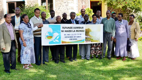 Teilnehmende der LWB-Afrikatagung nach dem Segensgottesdienst für die beiden Bergsteiger (mit Banner). Foto: David Adgea/ELKT