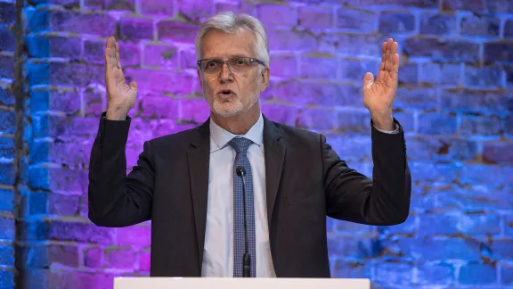 LWB-Generalsekretär Martin Junge spricht bei der Abschiedsveranstaltung für die scheidende Präsidentin von Brot für die Welt, Cornelia Füllkrug-Weizel. Foto: Hermann Bredehorst/Brot für die Welt