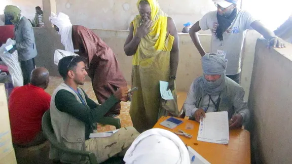 Mauritanians receiving the notification of their changed status at Mbera refugee camp. Photo: LWF Mauritania