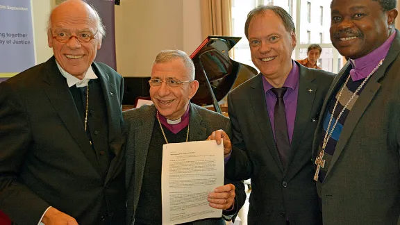 Bekräftigen ihre Solidarität mit Asylsuchenden, Migrant/innen und den Armen. V.l.n.r.: Bischof Gerhard Ulrich, Vereinigte Evangelisch-Lutherische Kirche Deutschlands (VELKD); LWB-Präsident Bischof Dr. Munib A. Younan; Dr. Andreas Tietze, Synodpräses der Nordkirche; und Tansanias vorsitzender Bischof Dr. Alex G. Malasusa, LWB-Vizepräsident für die Region Afrika. Foto: Nordkirche/Eberhard von der Heyde