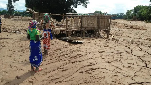 Frauen stehen vor den Trümmern ihrer Heimstätte im Dorf Gudza in Zentralmosambik. Hier haben Wind und Wasser des Wirbelsturms Idai schwere Verwüstungen angerichtet. Alle Fotos: LWB/Philip Wijmans