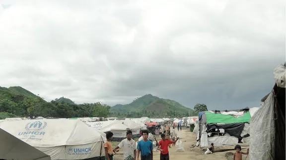 Aid agencies provide reilef in a camp for internally displaced people before the monsoon season. Many IDP camps were set-up on paddy fields which are prone to flooding in the rainy season. Photo: Evangelos Petratos EU/ECHO, CC-NC-ND (archive photo)