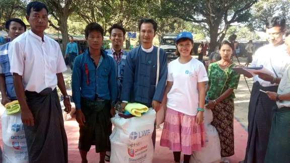 In der Provinz Rakhine, Myanmar hat die Bevölkerung aufgrund der anhaltenden Kämpfe in Kyauktaw Zuflucht in der Township Ponnagyun gesucht. Der LWB und das Ministerium für Katastrophenschutz haben vor kurzem Bedarfsgüter wie Küchengerät, Kleidung, Matten, Wasserfilter und Moskitonetze an vertriebene Familien verteilt. Foto: LWB Myanmar