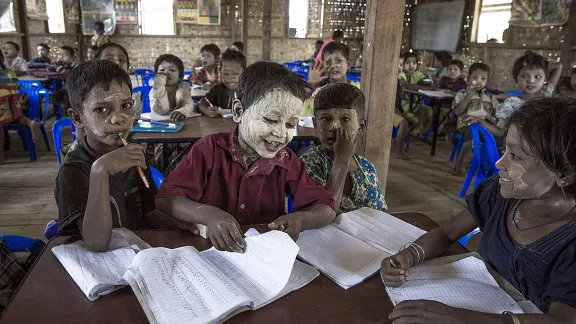 Kinder in einem provisorischen Klassenzimmer im Ohn Taw Gyi South-Camp im Rakhine State. Sie tragen das traditionelle burmesische Hautpflegemittel Thanaka im Gesicht. Foto: LWB-Myanmar