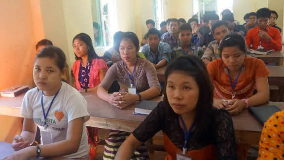 EvangelistInnen nehmen in Yangon an einem von der Myanmarischen Lutherischen Kirche angebotenen Kurs teil, der LaiInnen zur Übernahme von Leitungsaufgaben in ihren dörflichen Kirchengemeinden zurüstet. Diese Unterstützung ist entscheidend „für eine junge Kirche mit vielen kleinen Gemeinden in den Dörfern“, erläutert Ilona Dorji, LWB-Referentin für Projektkoordinierung und Überwachung. Foto: LWB/I. Dorji