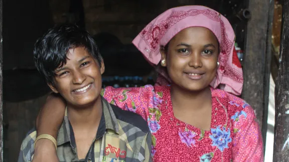 Showkat und ihre Schwester, mit der sie die meiste Zeit verbringt. Foto: S. Thandar