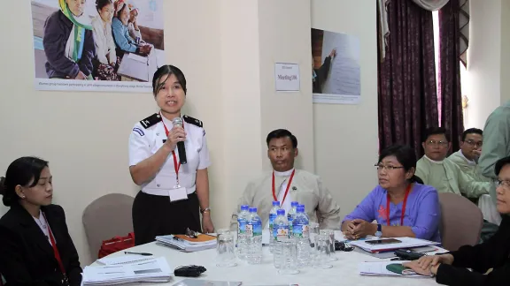 Eine Teilnehmerin der Regierung von Myanmar beteiligt sich bei einem Workshop, der vom LWB Myanmar organisiert wurde, an der Debatte über Menschenrechte. Foto: LWB Myanmar