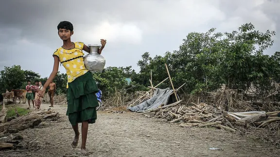 Eine Frau geht eine Strasse in Myanmar entlang. Frauen sind dort besonders benachteiligt. Der LWB hat dem UN-Menschenrechtsprozess Empfehlungen zur Verbesserung der Menschenrechtssituation in Myanmar vorgelegt.