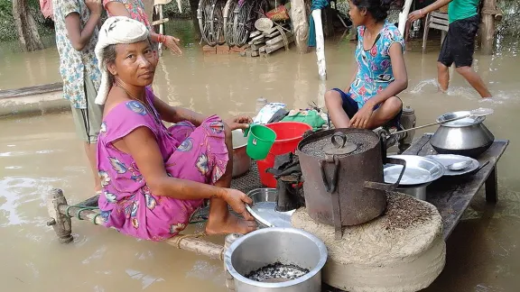  A woman from Bhajani Municipality, in Kailali district in the far western part of Nepal cooks food at waterlogged premises. Photos: LWF/ P. Maharjan 