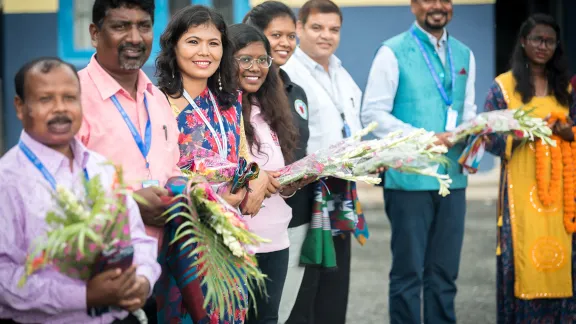 LWB-Mitarbeitende und Mitglieder der Evangelisch-Lutherischen Kirche Nepals warten am Flughafen Biratnagar auf die Ankunft von LWB-Generalsekretär Martin Junge. Foto: LWB/Albin Hillert