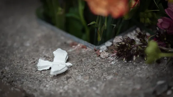 A peace dove and flowers at a monument in Amsterdam. Photo courtesy of Albin Hillert