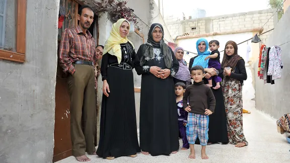 Diese syrische Familie lebt in einem Rohbau in Al Mafraq. Viele Flüchtlinge müssen ihre Miete mit Lebensmittelscheinen begleichen. Foto: LWB/M. Renaux