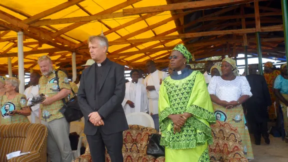 Pfr. Martin Junge und Pfarrerin Dr. Elieshi Mungure während der Jubiläumsfeierlichkeiten. Foto: LWB/LKCN/Felix Samari