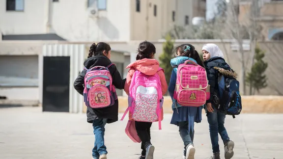 Eine Gruppe von Mädchen unterwegs zur Schule im jordanischen Bezirk Sahab. Die vom LWB geleistete Hilfe kommt sowohl jordanischen als auch syrischen Kindern zugute. Foto: LWB/Albin Hillert