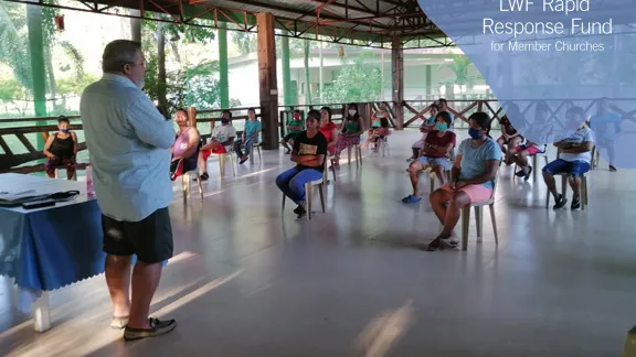 In der Lutherischen Kirche auf den Philippinen findet unter Einhaltung der Abstandsregeln in Tiaong, Provinz Quezon, eine Versammlung statt. Foto: LKP