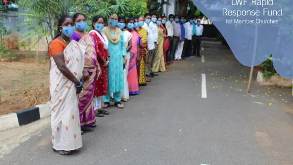 Mitarbeitende der Vereinigten Evangelisch-Lutherischen Kirche in Indien (VELKI) tragen Mund-Nasenschutz mit LWB-Logo. Foto: Joshuva Peter, VELKI