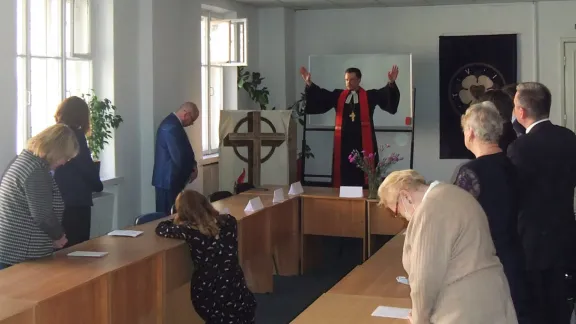 Bei der Einweihung des Seminars spricht der Erzbischof der Evangelisch-Lutherischen Kirche Russlands, Dietrich Brauer den Segen. Foto: ELKR