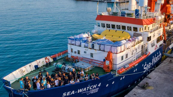 Die Besatzung von Sea-Watch 4 traf sich am Abend vor dem Auslaufen des Schiffes in das zentrale Mittelmeer vor der libyschen Küste an Deck. Foto: epd-bild/Thomas Lohnes