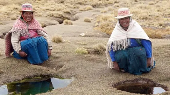 Mit Unterstützung des LWB werden im Andenhochland Wasserleitungen gebaut, so dass Filomena Huanaco Casilla (li.) und Rosenda Challco Barrera in ihrem entlegenen Dorf zukünftig zuverlässig sauberes Trinkwasser erhalten und nicht mehr auf die Wasserstellen in der Natur angewiesen sind, die Gesundheitsrisiken bergen. Foto: LWB/I. Dorji