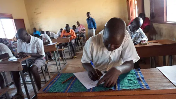 Schülerinnen und Schüler der Napata-Schule im südsudanesischen Flüchtlingslager Ajoung Thok absolvieren ihr Primarstufenexamen. Foto: LWB-Südsudan