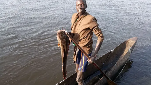 Fisherman Kur Kuany in his boat. Photo: LWF South Sudan