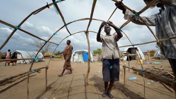 Menschen im Südsudan bauen ihre Häuser wieder auf, nachdem das Dorf im Jonglei-Distrikt zerstört worden war. Foto: ACT/Paul Jeffrey