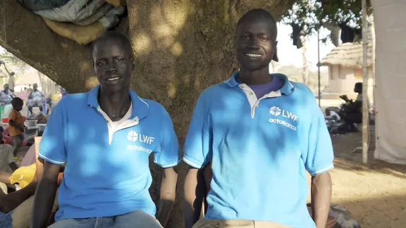 John Garang und Peter Jok unterstützen den LWB als Freiwillige im Flüchtlingslager Adjumani (Uganda). DCA/ACT/LWB/Mai Gad