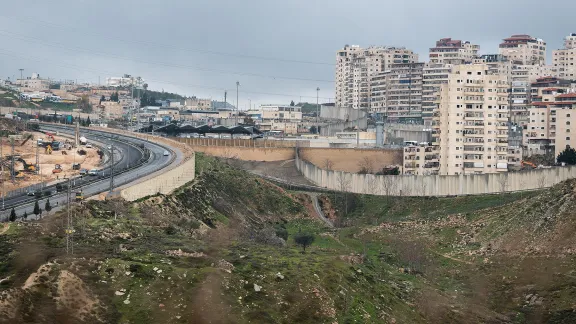 Dahiet Al-Salam, im Shufat Camp Gebiet von Jerusalem, wurde durch die israelische Trennungsmauer umzäunt. Foto: LWB/Albin Hillert