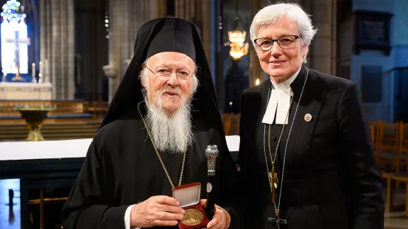 Dem Ökumenischen Patriarchen Bartholomäus I., der als ihr hochrangigster Geistlicher die weltweite östlich-orthodoxe Christenheit vertritt, ist von der schwedischen Erzbischöfin Antje Jackelén die St. Eriks-Medaille verliehen worden. Foto: Magnus Aronson/Ikon