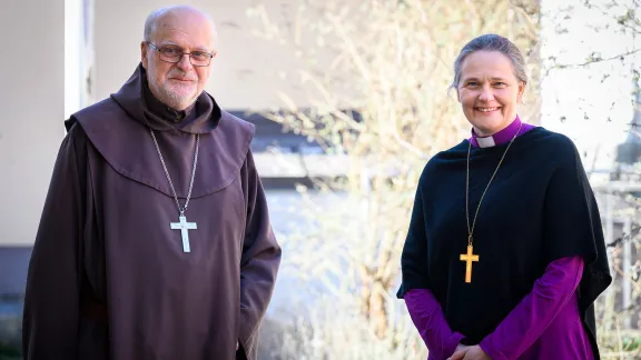 Der katholische Bischof von Stockholm, Kardinal Anders Arborelius, und die lutherische Bischöfin von Uppsala, Karin Johannesson, leiten die wöchentlichen ökumenischen Exerzitien zu Pfingsten. Foto: Magnus Aronson